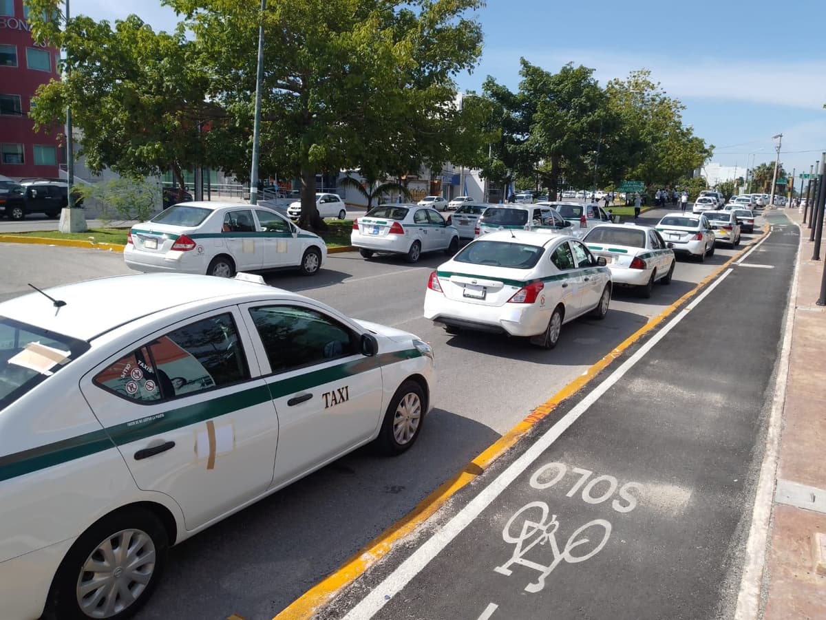 Por redes sociales, invitan taxistas a manifestación contra Uber