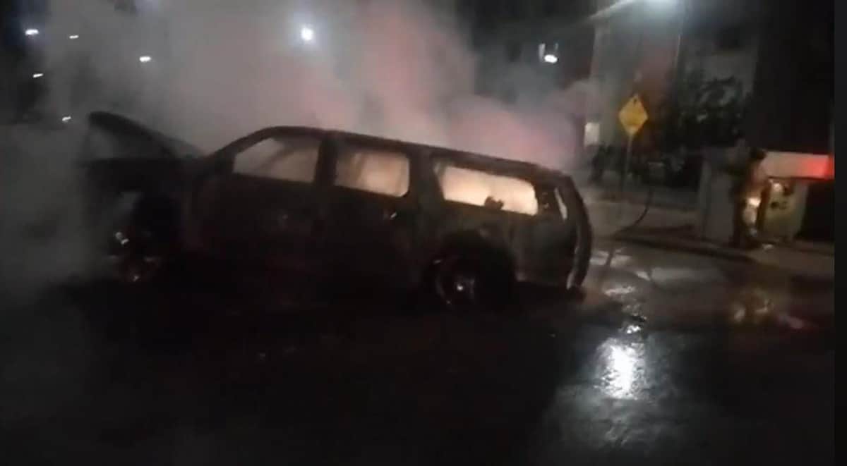 Se incendia camioneta tras embestir a repartidor de comida y arrastrar motocicleta, en Cancún