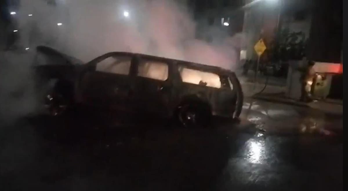 Se incendia camioneta tras embestir a repartidor de comida y arrastrar motocicleta, en Cancún