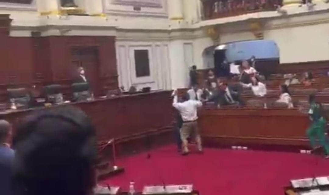 Video: Se agarran a golpes los diputados de Perú