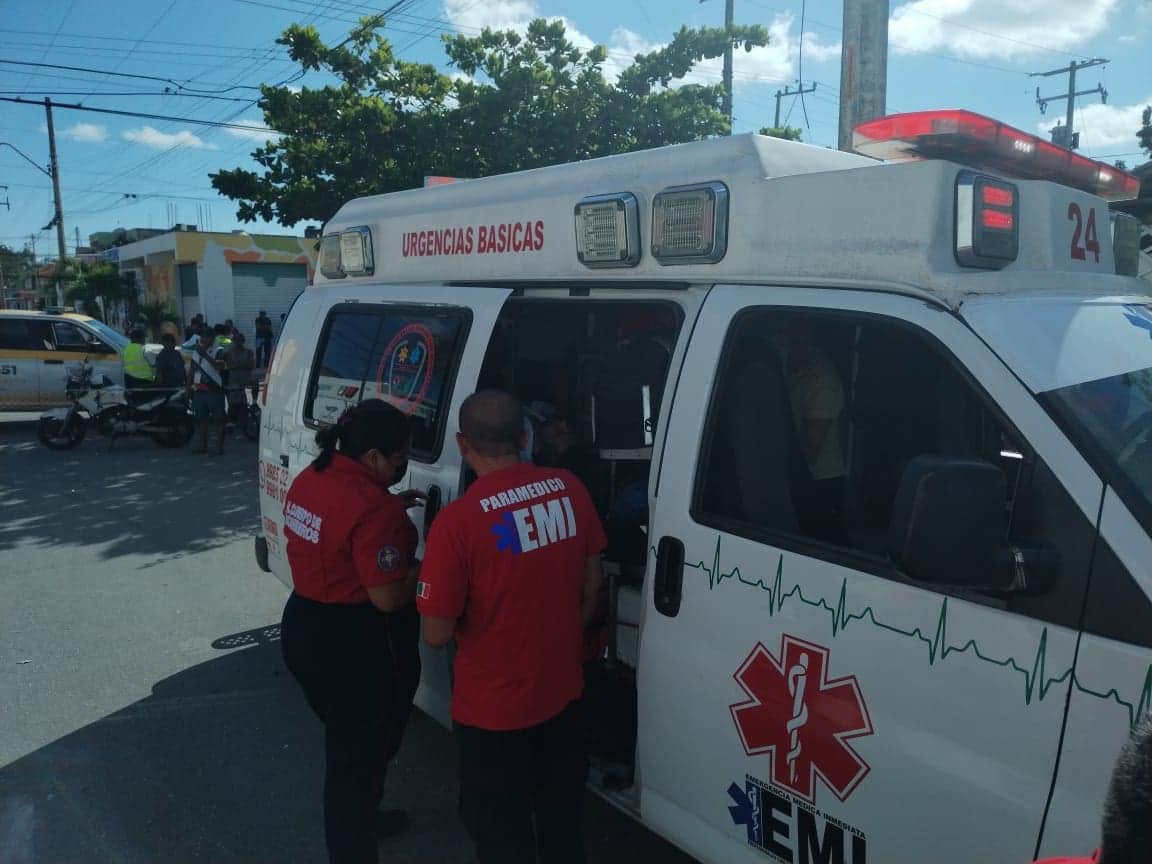 Vuelca combi en la Supermanzana 95 de Cancún; hay varios lesionados