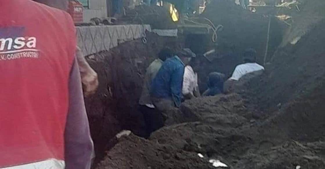 Trabajadores quedaron sepultados en una excavación de drenaje en Puebla, México