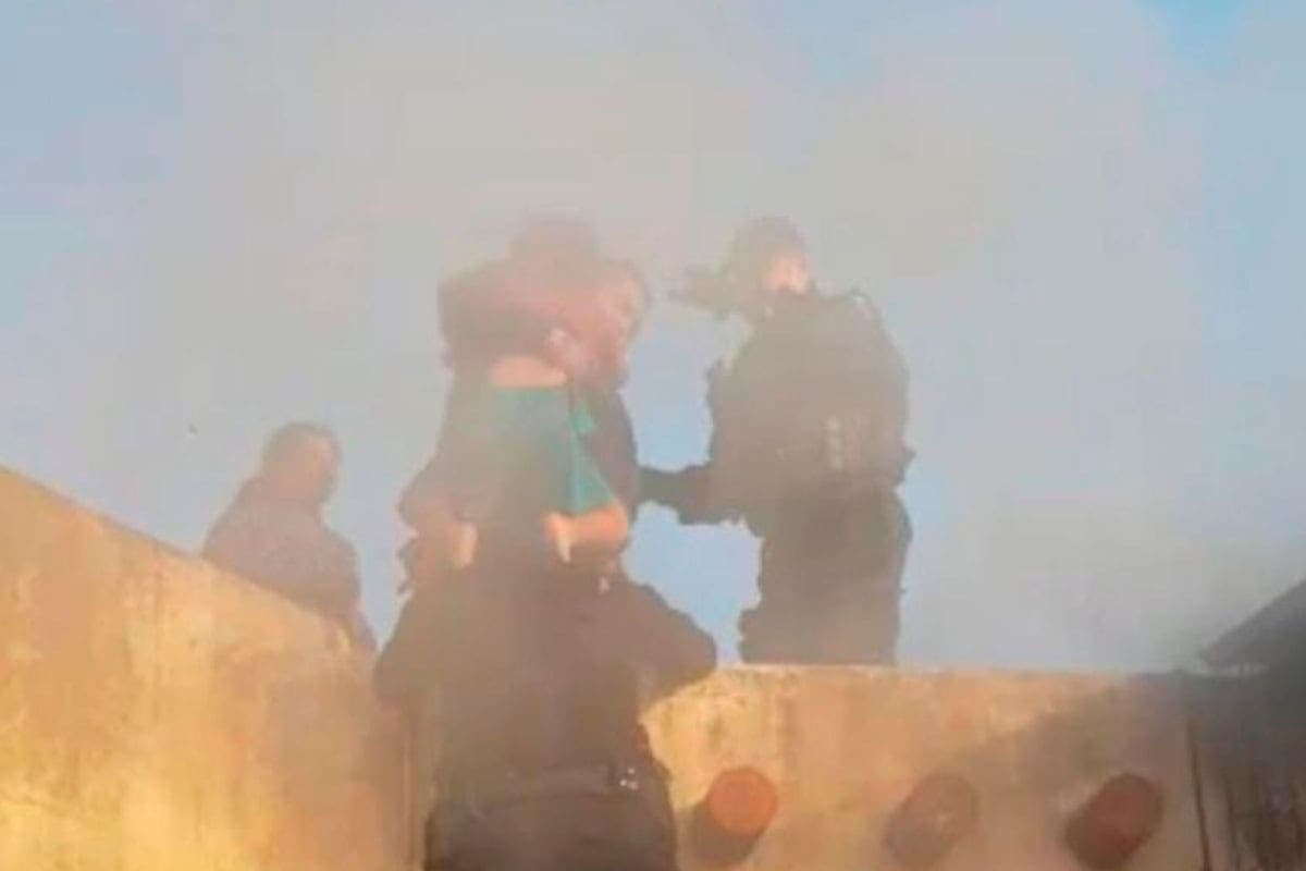 Rescatan a familia de un incendio en una casa del fraccionamiento Villas del Mar de Cancún