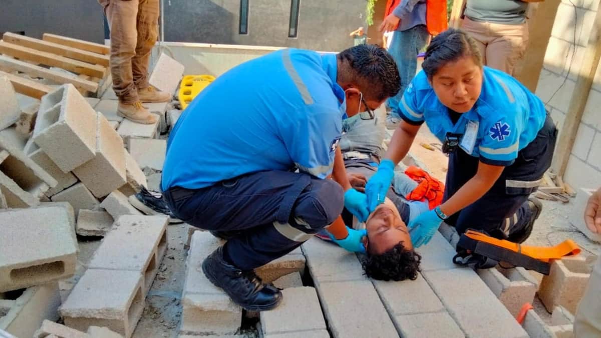 Cae muro sobre trabajador de la construcción en Tulum
