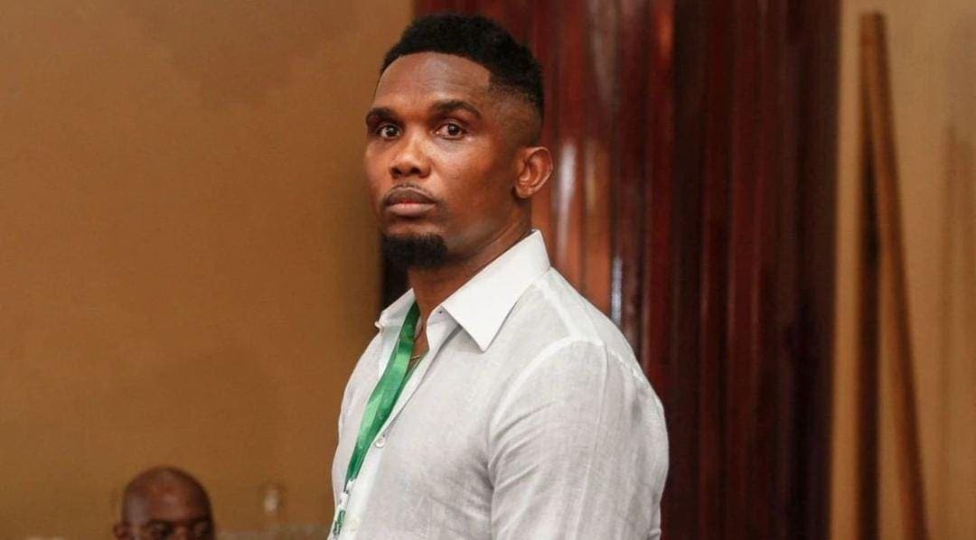 Video: Samuel Eto'o golpea a un youtuber en un estadio de Qatar