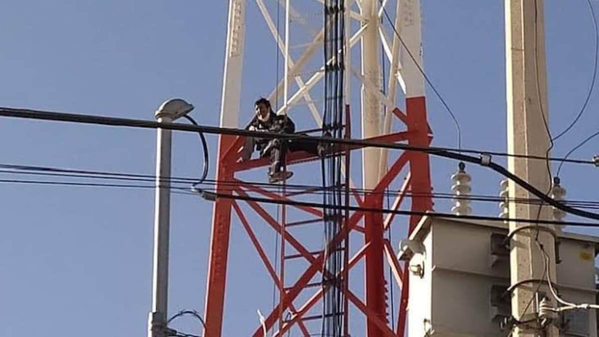 Detienen a hombre que se subió a una antena para disparar, en la colonia 'El Pedregal' de Cancún