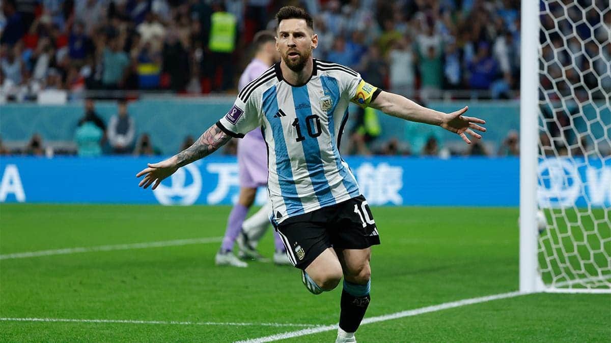Messi lleva a hombros a Argentina ante Australia