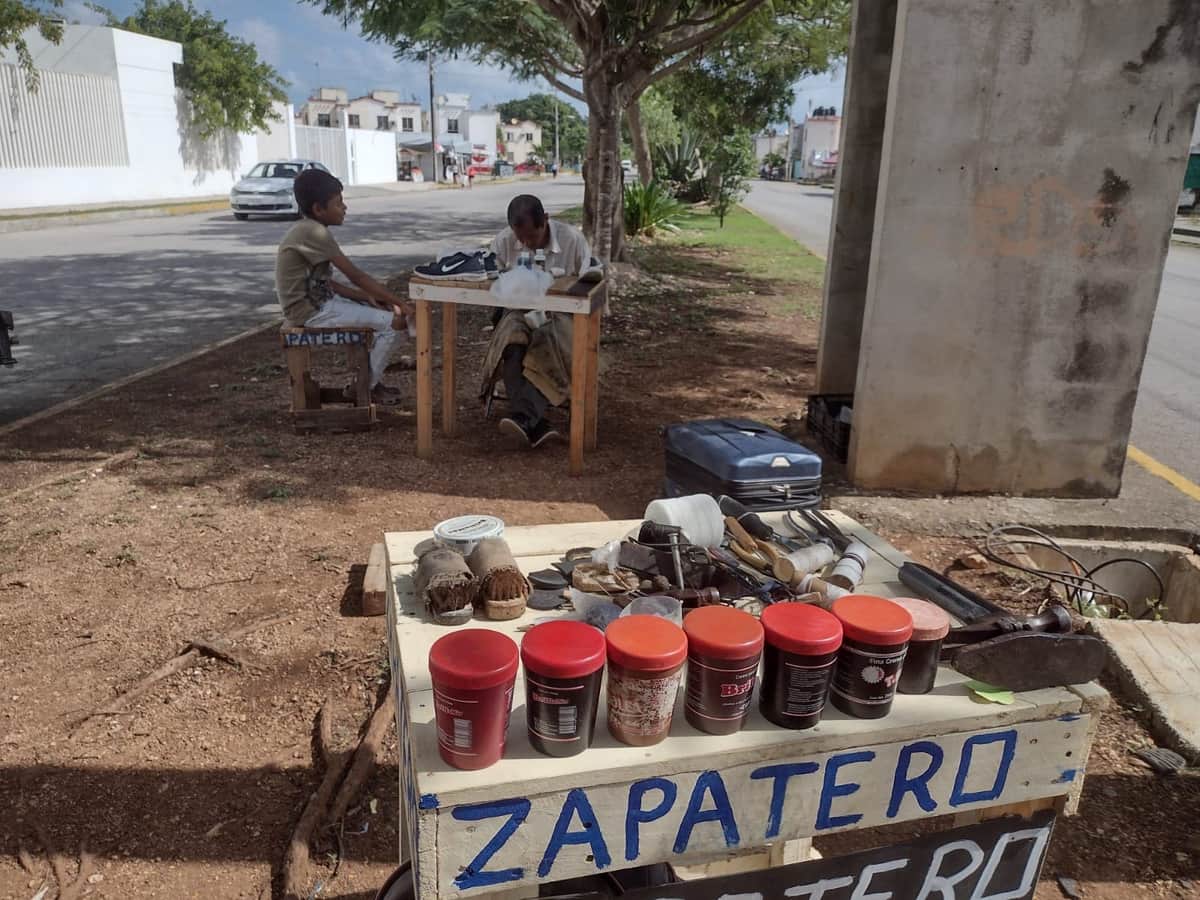 Cancunense sacó adelante a sus 10 hijos trabajando como remendón