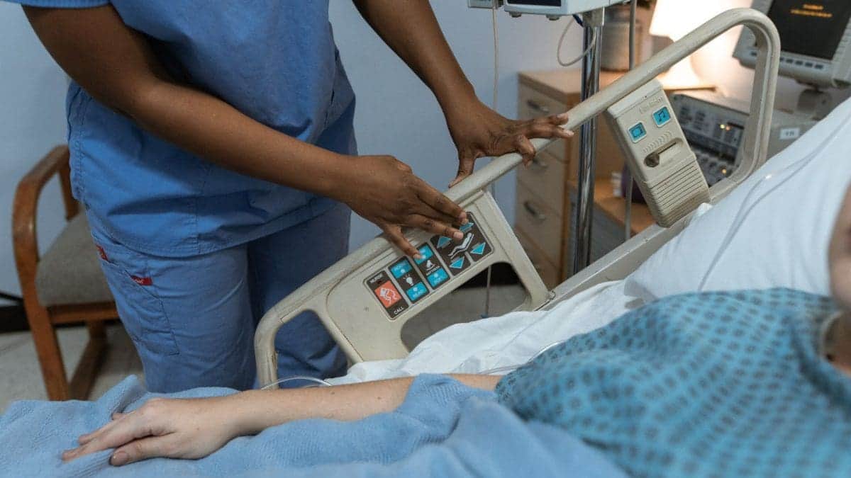 Mujer desconecta 2 veces el respirador de otra paciente en un hospital porque le molestaba el ruido