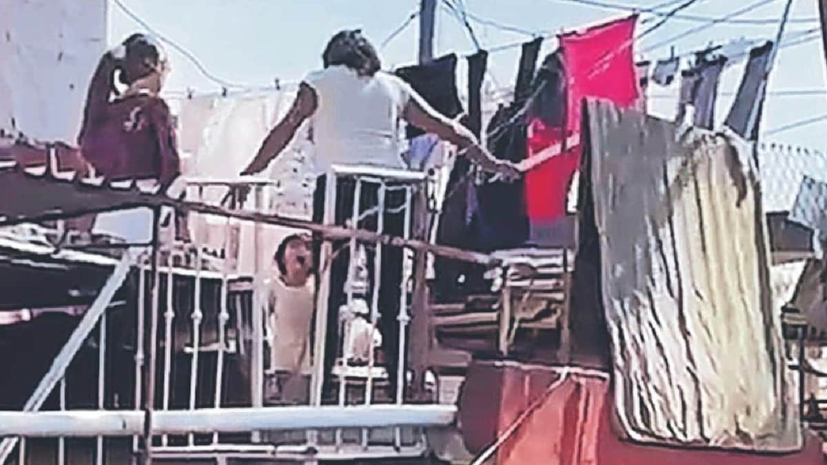 Video: Mamá golpea a su bebé porque le perdió mil pesos
