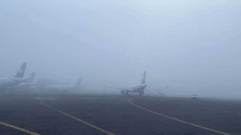 AICM reinicia sus operaciones luego de disiparse el banco de niebla