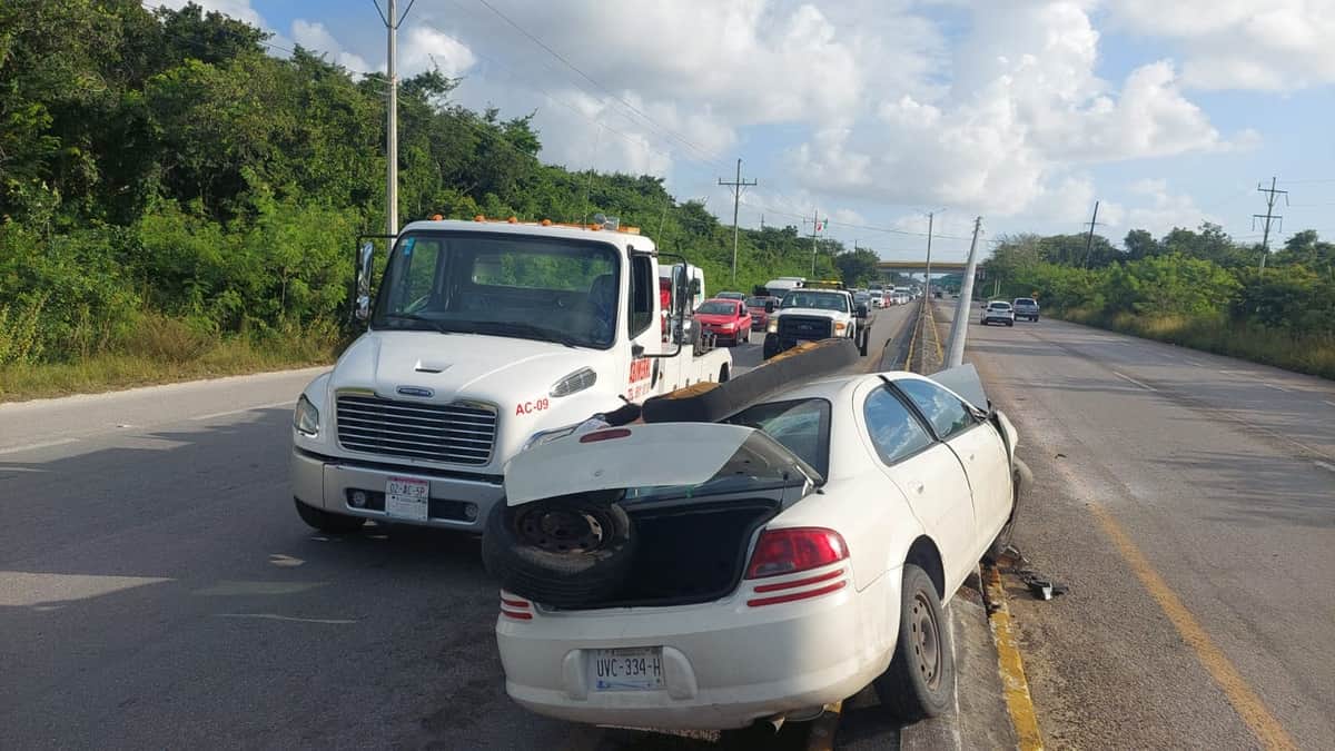 Conductor, en presunto estado de ebriedad, se impacta contra poste, en el tramo Tulum-Playa del Carmen