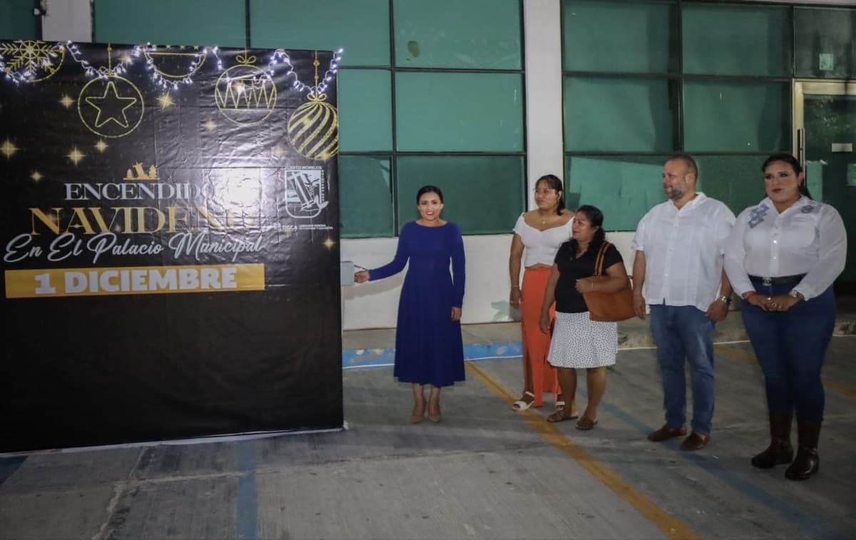 ENCABEZA BLANCA MERARI EL TRADICIONAL ENCENDIDO DE LA ILUMINACIÓN NAVIDEÑA EN EL PALACIO MUNICIPAL