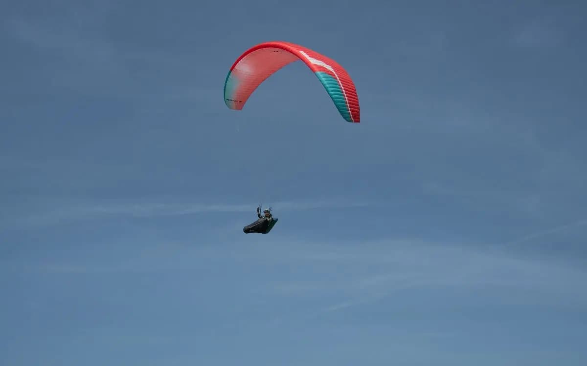 VIDEO: Migrante cruza frontera de España volando en parapente