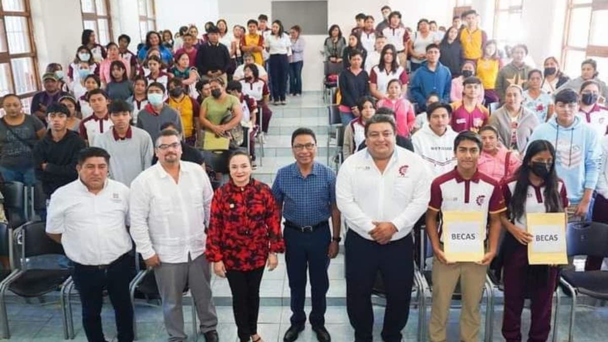 En Cozumel se entregan directamente las becas Benito Juárez a alumnos para que no gasten en ferry