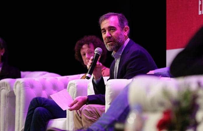 Aristegui advierte que quieren 'destazar' al INE con Plan B de AMLO