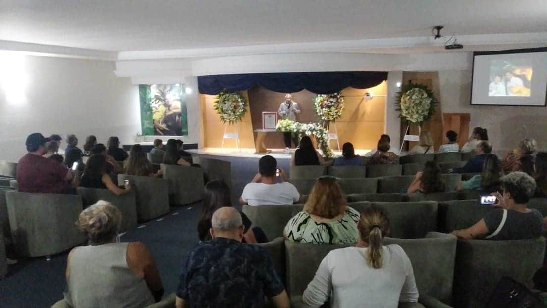 Finge su muerte para ver quién acudía al funeral