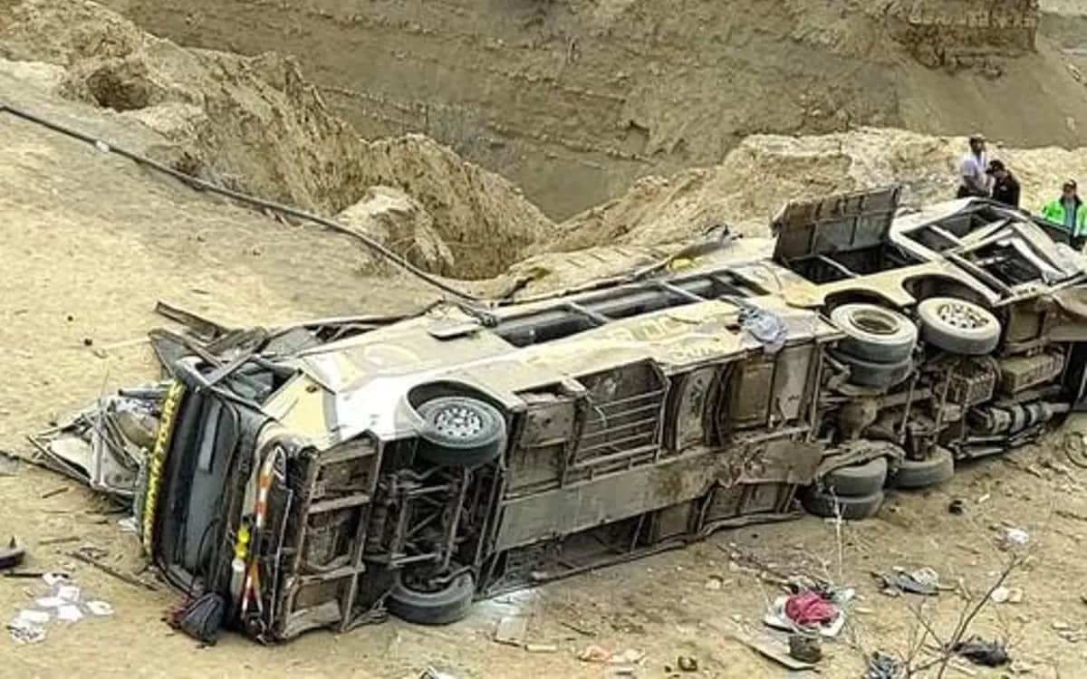 Más de 20 muertos tras caída de autobús al precipicio en Perú