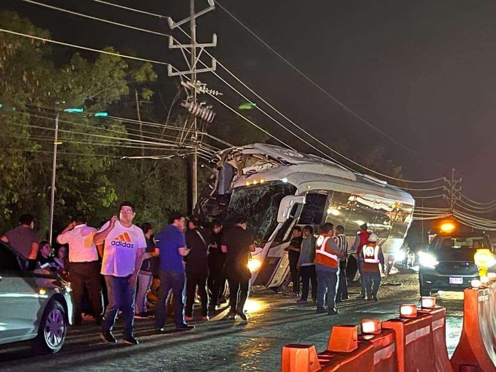 Choca autobús Del Valle en Cancún; hay 23 lesionados
