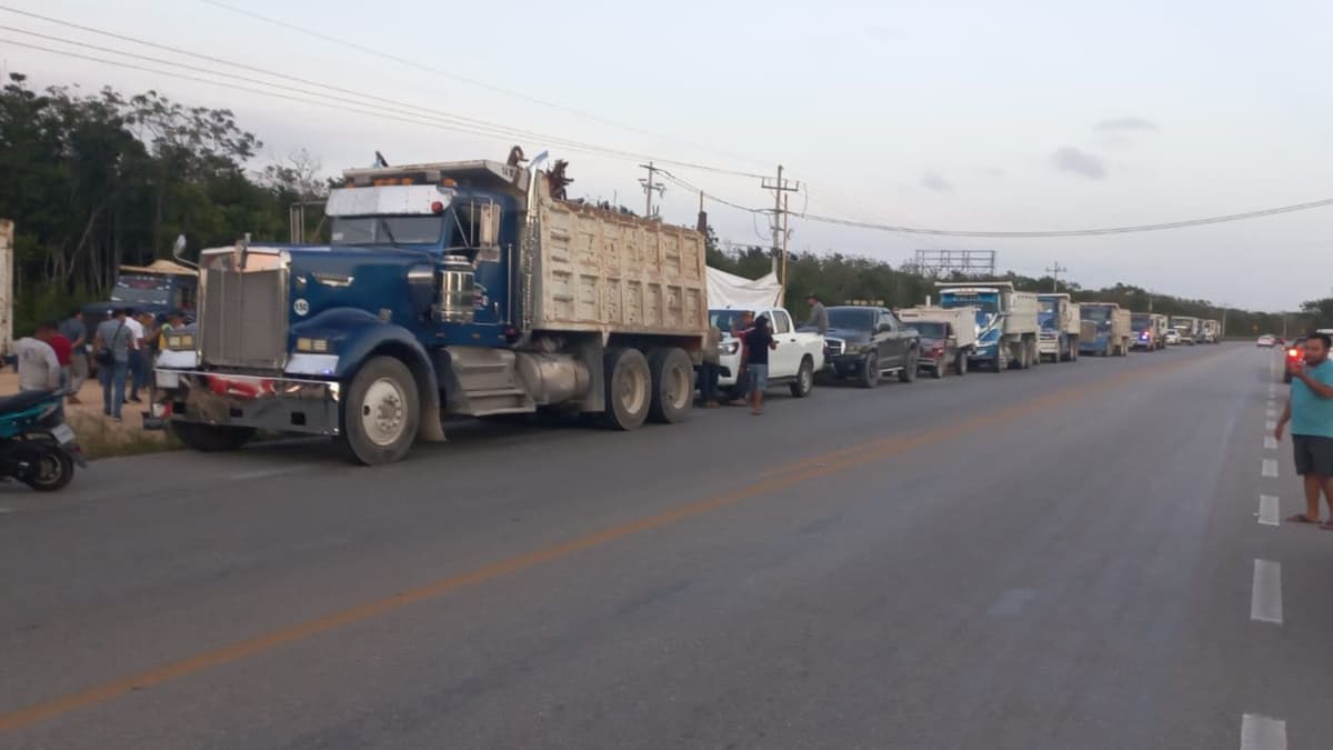 Bloquean volquetes acceso a obras del Tren Maya en Tulum