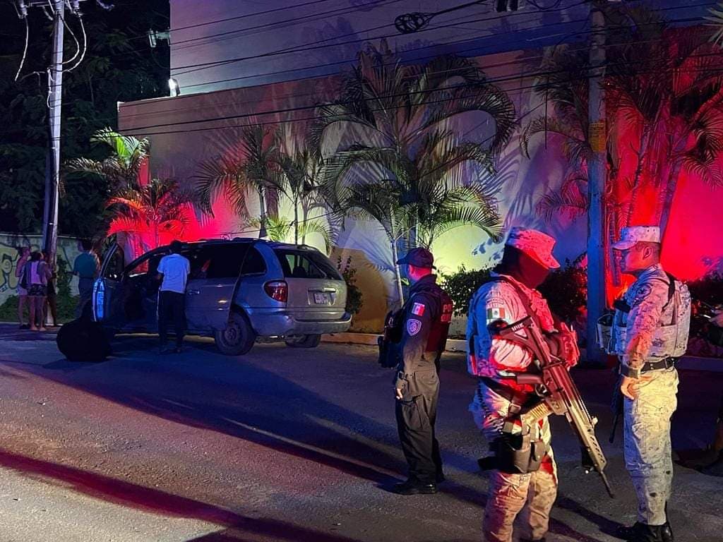 Atacan camioneta de trabajadores externos del hotel Royalton en Cancún