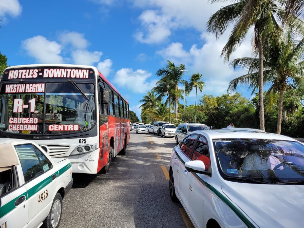Video: Taxistas bloquean accesos a la Zona Hotelera de Cancún y causan caos vial