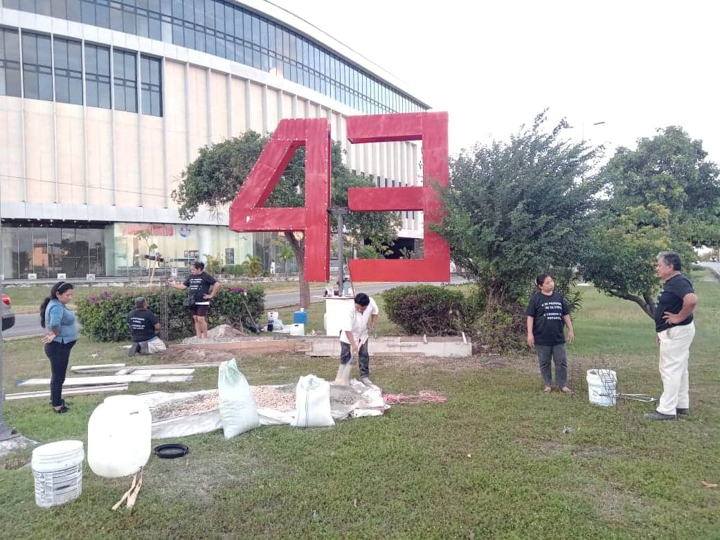 Clausuran barda añadida al ‘antimonumento’ de los 43 de Ayotzinapa en Cancún