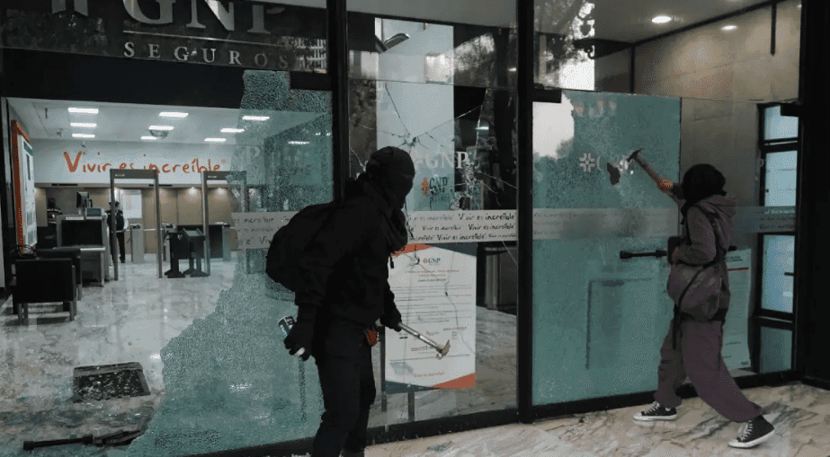 Video: Encapuchadas realizan destrozos al culminar protesta contra Guardia Nacional