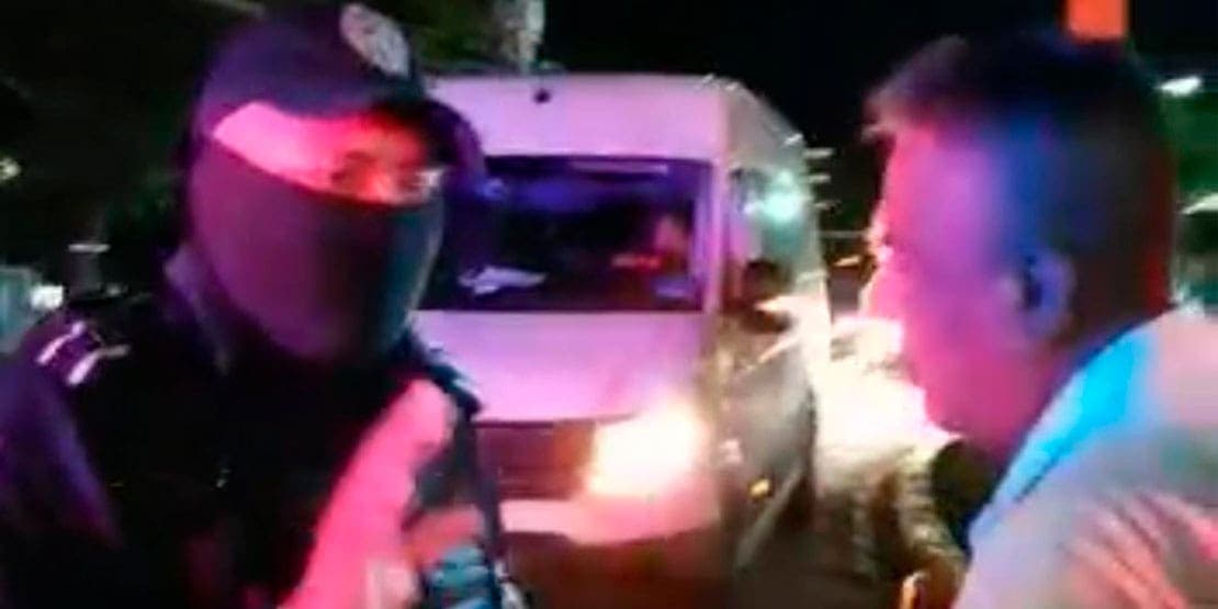 Video: Taxistas acorralan a Uber con todo y pasajeros a bordo en El Ceviche de Cancún