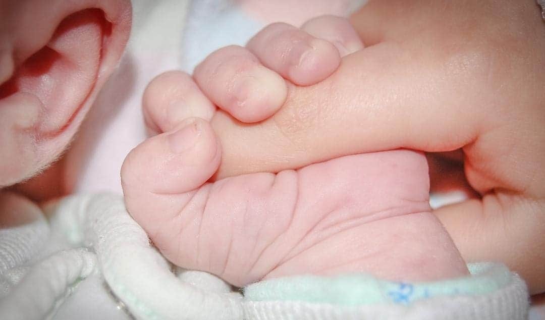 Bebé de un año muere ahogado tras caer a cubeta con agua en Nuevo León