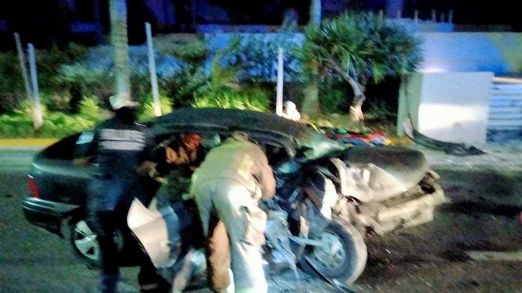 Rescatan a mujer que quedó prensada en su vehículo, tras fuerte accidente en la Zona Hotelera de Cancún