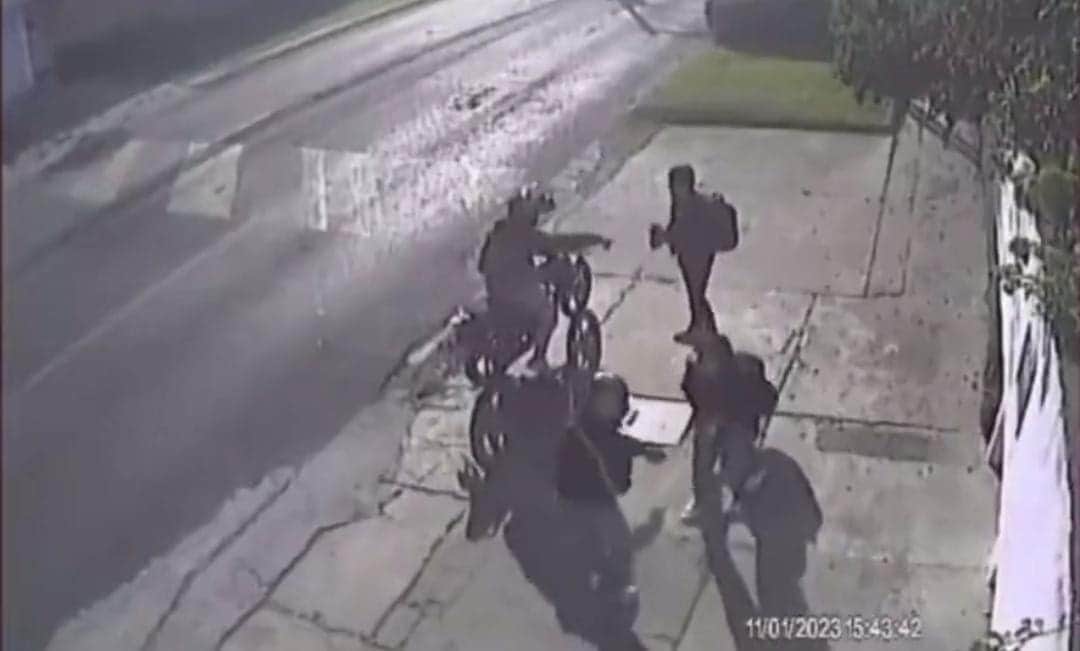 Video: Joven se defiende a puñetazos de un asalto; un ladrón fue detenido