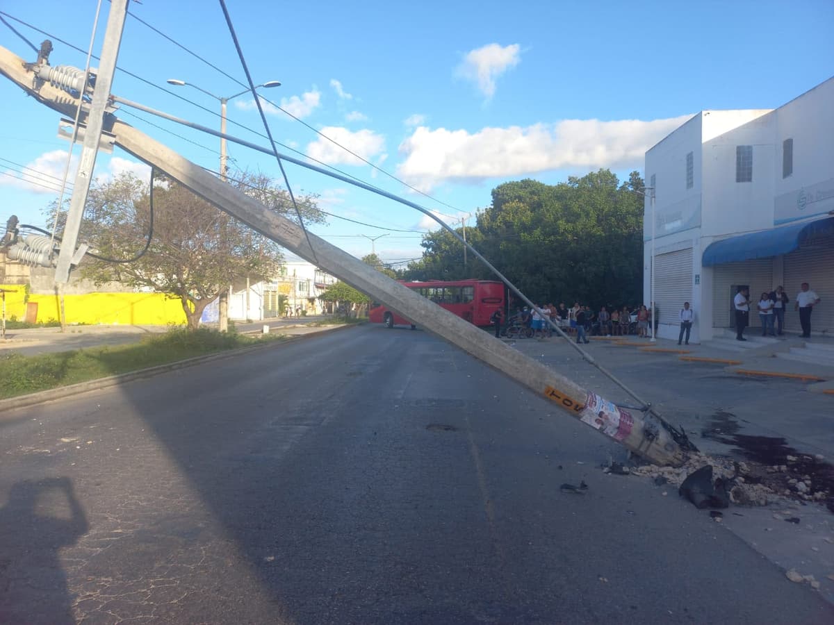 Automovilista atropella a peatón y derriba poste, en Cancún