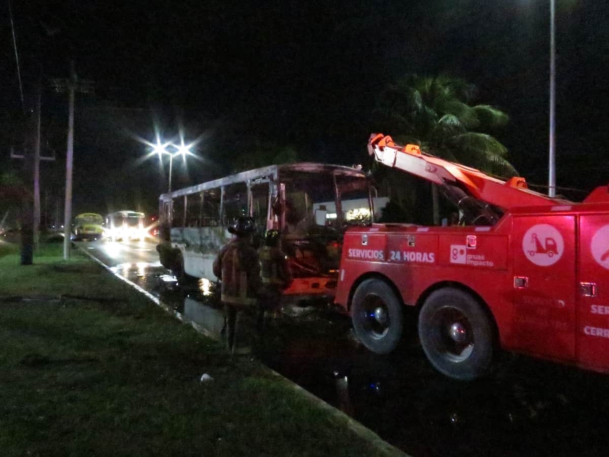Se incendia autobús en el bulevar Colosio de Cancún