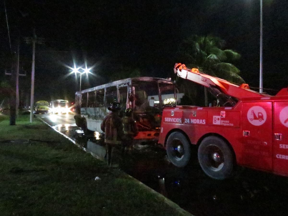 Se incendia autobús en el bulevar Colosio de Cancún