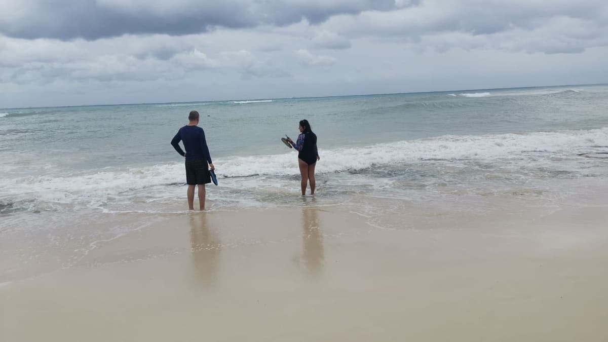 Alta afluencia de bañistas en Playa del Carmen pese al frente frío
