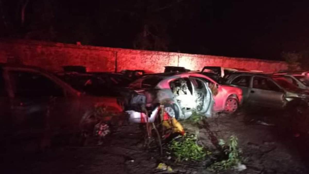 Consume incendio al menos 13 autos en un corralón de Grúas Cardona, a las afueras de Cancún