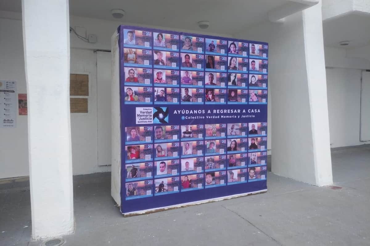 Madres de desaparecidos colocan mampara con imágenes de sus hijos en Cancún