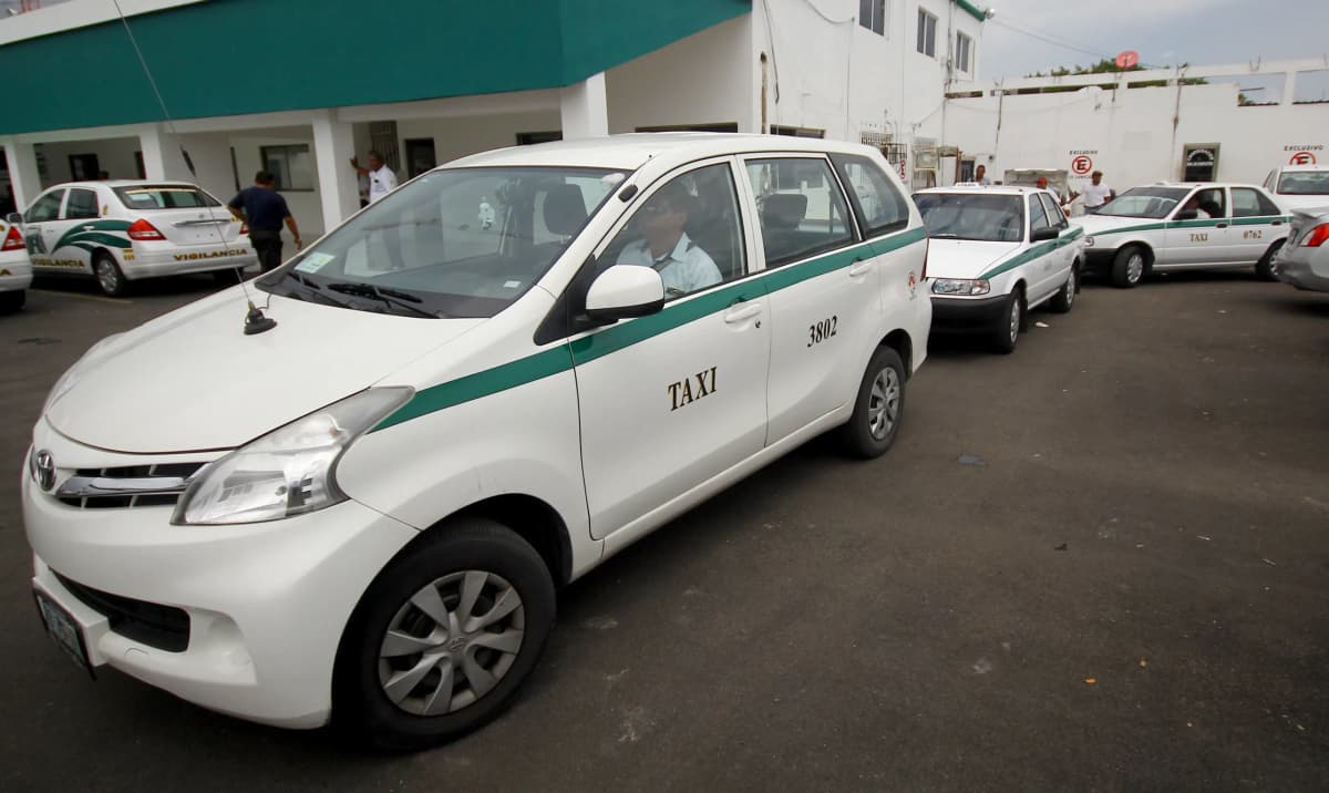 Llega tarde recomendación a taxistas para dar un buen servicio