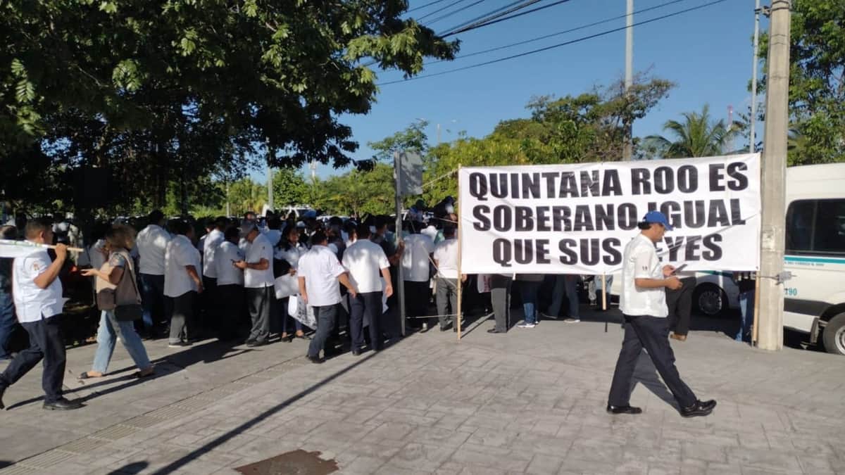 Cientos de taxistas se manifiestan contra Uber en Cancún