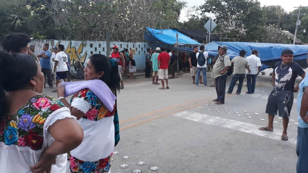 Ven artesanos lejana la liberación de la ruta Mérida-Cancún, por resistencia del INAH a entablar diálogo