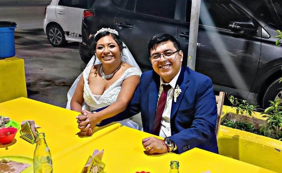 Esposos acuden a celebrar a una taquería de Chetumal luego de su boda