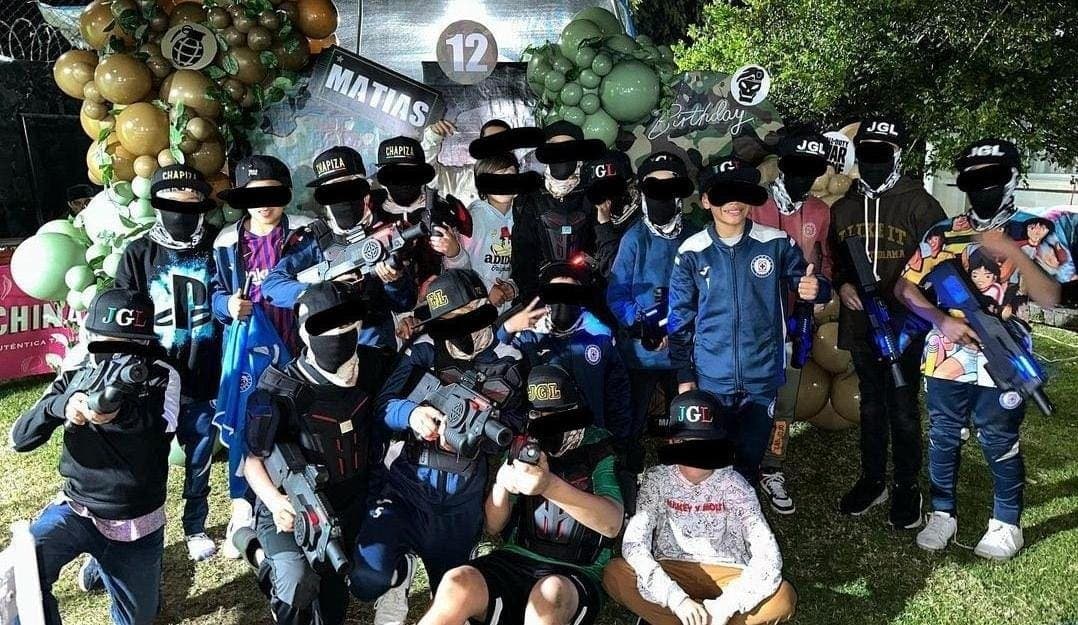 Futbolista "Cata" Domínguez organiza fiesta infantil con temática del narco