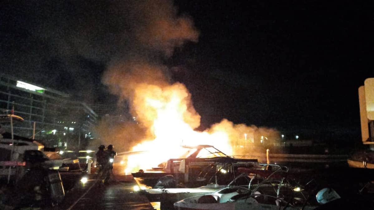 Consume incendio yate en un muelle de Residencial Laguna Uno de Puerto Cancún