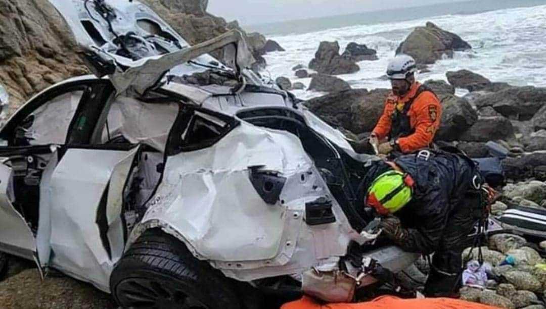 Video: Detienen a conductor de Tesla que se arrojó a un acantilado con todo y familia