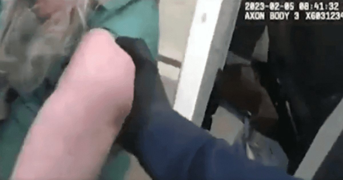 Mujer de la tercera edad es dada de alta del hospital a pesar que se sentía mal, no podía caminar, la detienen y muere dentro de la patrulla