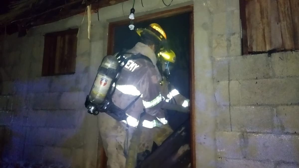 Consume incendio palapa en José María Morelos; van al menos 12, al parecer intencionados, en 2023