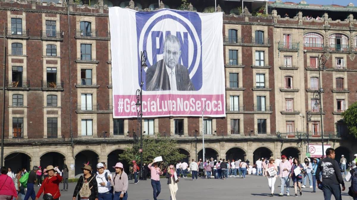 Cuelgan manta gigante de Genaro García Luna y el PAN previo a marcha por el INE en el Zócalo