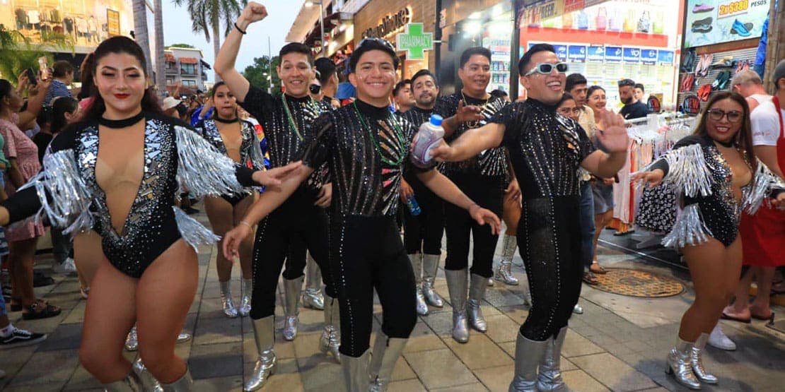 Carnaval mantiene a tope a los restaurantes de la Quinta Avenida de Playa del Carmen