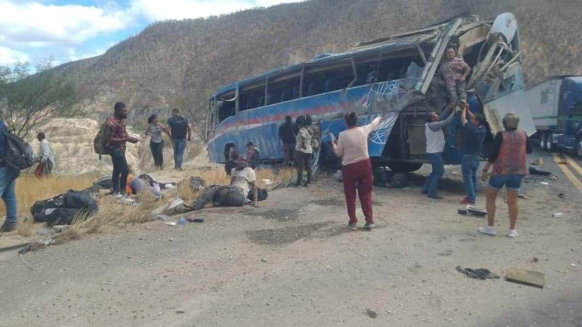 Volcadura de autobús deja al menos 10 muertos y más de 30 heridos en límites de Oaxaca con Puebla